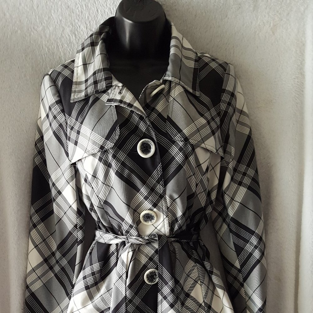 Axcess by Liz Claiborne Light Trench coat